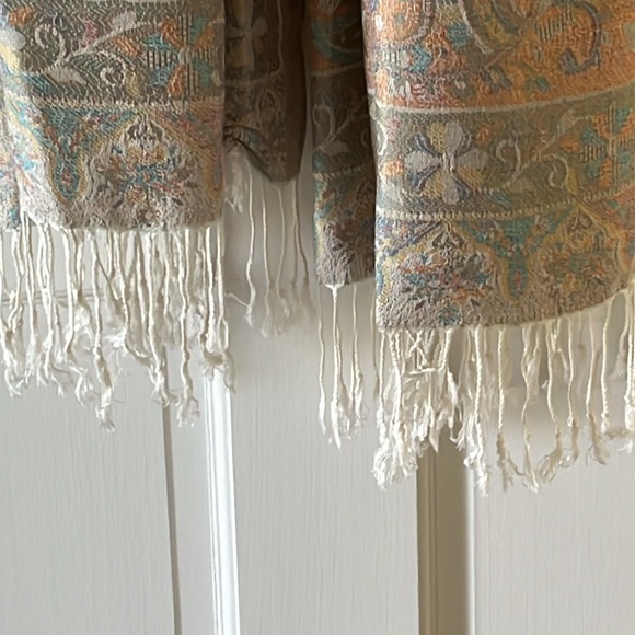 Women’s Beautiful Wrap/Scarf with Fringe - Picture 4 of 7